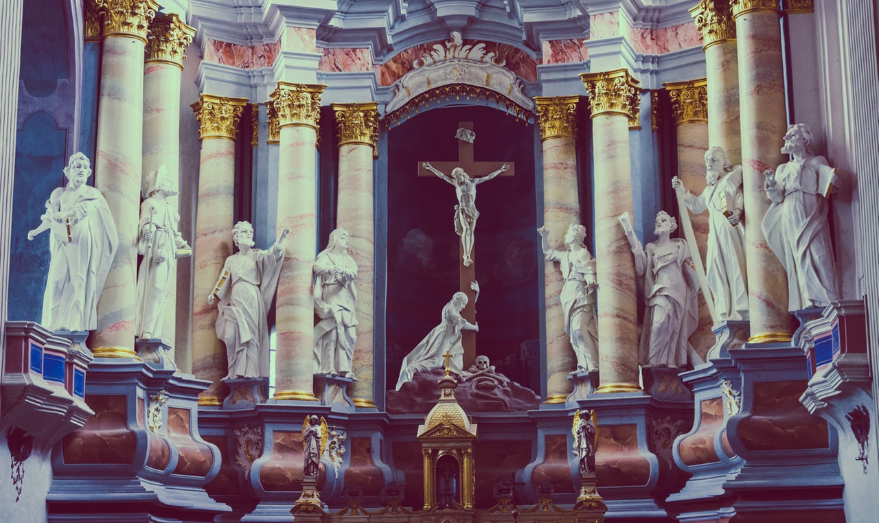 Statuer av helgener og Jesus