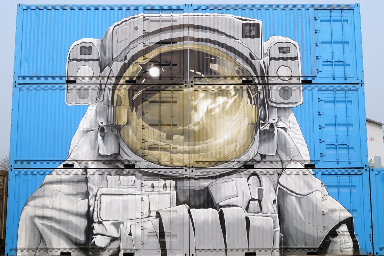 Astronaut malt på containere